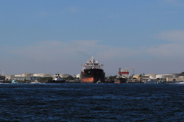 Fototapeta premium Cargo Ship Coming Back to the Port, 出航するカーゴ船