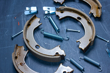 new brake pads of the hand parking brake of the car and a repair kit of springs.