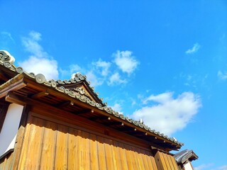 Fototapeta na wymiar 昼間の武家屋敷と青空の風景