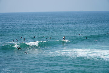 青い海とサーファーたち