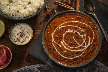 Dal Makhni with rice and raita (curd) and onion rings. 	 - obrazy, fototapety, plakaty