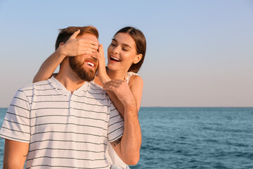 Obraz premium Happy young couple on sea beach
