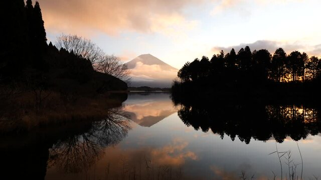 冬の夜明けの田貫湖と富士山　1月
