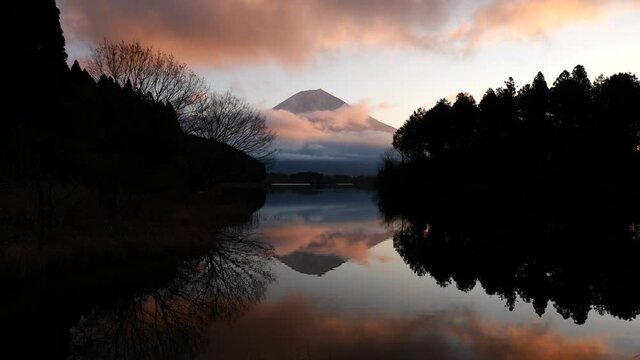 冬の夜明けの田貫湖と富士山　1月