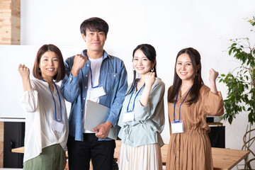 男女の会社員
