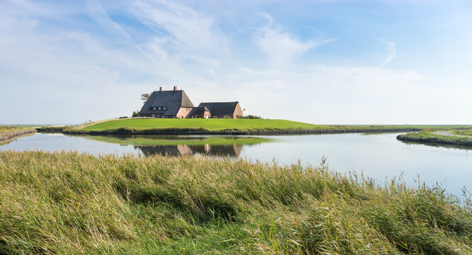 Warft auf Hallig Hooge an der Nordsee