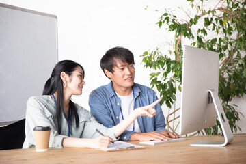 オンライン会議する男女の会社員
