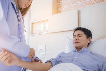 Obraz premium A doctor in laboratory holding a syringe with vaccines for injects coronavirus, COVID-19 vaccine at bright room in hospital