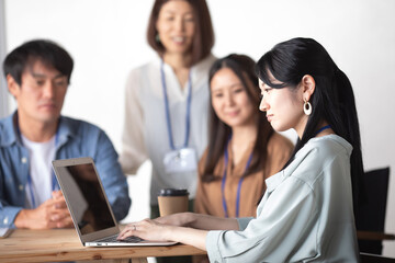 オフィスで仕事するビジネスウーマン
