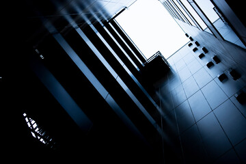 ホテル中庭より空を望む