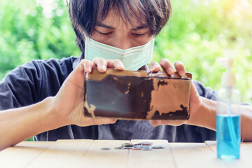 The man pour less medal money from pocket / The man was strain after covid-19 situation destroy his...