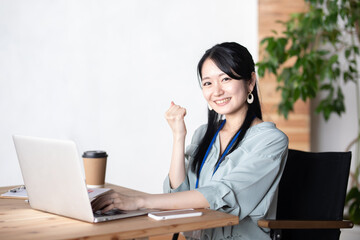 オフィスでガッツポーズするビジネスウーマン

