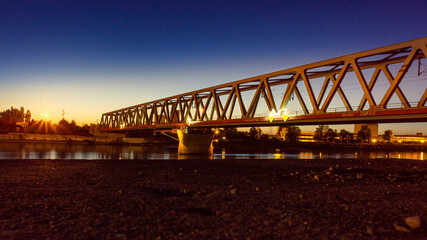 Bahnbrücke im Sonnenuntergang