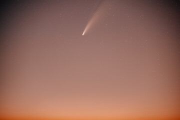 Captured comet C / 2020 F3 (NEOWISE) in the dark sky after sunset.
