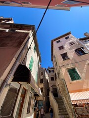 Fototapeta na wymiar Rovinj Istrien Kroatien Adria Mittelmeer - Altstadt mit Häuser und Gassen im Sommer