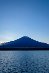 Fototapeta na wymiar 山梨県の山中湖と富士山