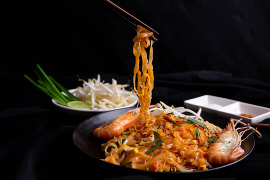 Pad Thai with shrimp in a black plate