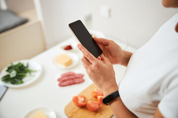 Using modern gadget for the Internet while coking