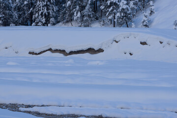 la bellezza della neve che ricopre tutto il paesaggio in pieno inverno, creando forme dolci che illuminate dal sole  rendono il tutto tridimensionale