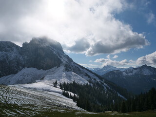 Der 1986 Meter hohe Berg Aggenstein in den bayerischen Alpen bei Pfronten in Wolken und mit Schnee