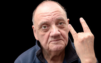 portrait vieil homme signe cornes avec la main sur fond noir