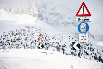 Verkehrszeichen mit Schneeketten Pflicht