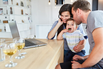 Familie mit Kind im Videochat online am Laptop Computer - obrazy, fototapety, plakaty