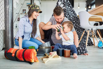 Familie und  Kind beim Zelten spielen zu Hause