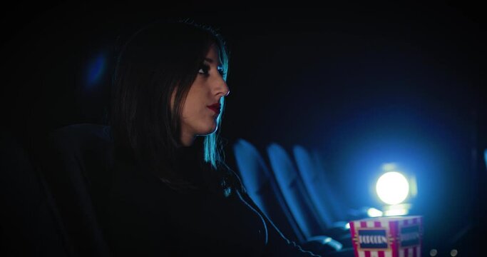Giovane ragazza mangia pop corn al cinema