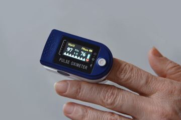 finger pulse oximeter in operation