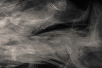 Abstrakte Rauchwolke vor schwarzem Hintergrund
