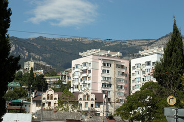 Obraz premium Little town with residential houses in mountains or hill area. natural landscape