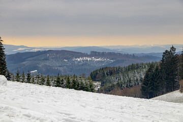 Fototapeta na wymiar Panorama vom verschneiten Winterwald