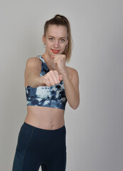 junge frau beim boxen training workout