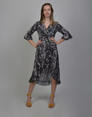 junge frau in sommerkleid