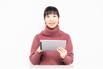 タブレットを使う笑顔の女性