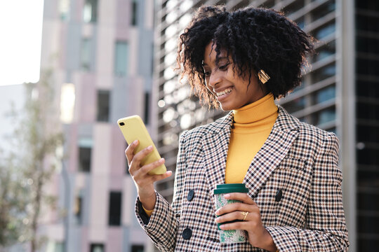 Business woman using her mobile phone outdoors.