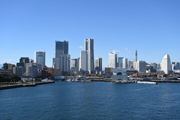 Fototapeta na wymiar 東京2020オリンピックの年の横浜の風景　正月の青空の横浜（2021年1月2日撮影）
