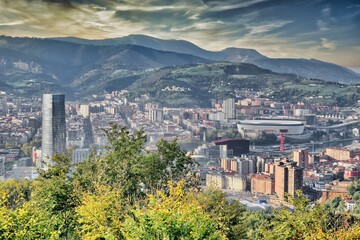 Vista general de la ciudad de Bilbao desde lo alto de una colina, con su estadio de futbol, rio,...
