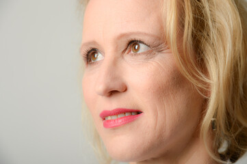 frau reif mittelalt blond portrait