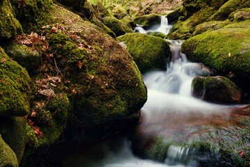 Wasserfall mit großen Steinen mit Moos