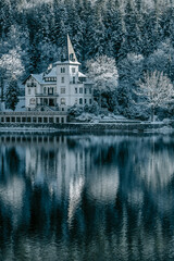 Fototapeta na wymiar Austrian castle on Lake Grundelsee in winter