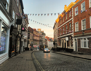 Fototapeta na wymiar Atardecer en una calle del centro de York, Inglaterra, Reino Unido