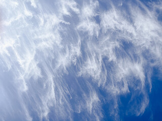 Obraz premium Blue sky and white clouds background on a sunny summer day.