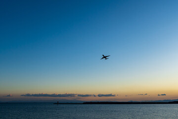 Fototapeta na wymiar 夕暮れの空港を離陸する航空機