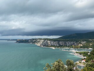 Duino - Aurisina Sistiana Portopiccolo zwischen Venedig und Triest in der Nähe von Monfalcone Grado und Bibione -  im Spätherbst im Hintergrund am Rand der Klippe der Rilke Wanderweg zum Schloss Duino