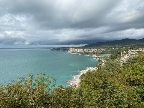 Duino - Aurisina Sistiana Portopiccolo zwischen Venedig und Triest in der N&auml;he von Monfalcone Grado und Bibione -  im Sp&auml;therbst im Hintergrund am Rand der Klippe der Rilke Wanderweg zum Schloss Duino