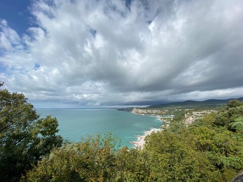 Duino - Aurisina Sistiana Portopiccolo zwischen Venedig und Triest in der N&auml;he von Monfalcone Grado und Bibione -  im Sp&auml;therbst im Hintergrund am Rand der Klippe der Rilke Wanderweg zum Schloss Duino