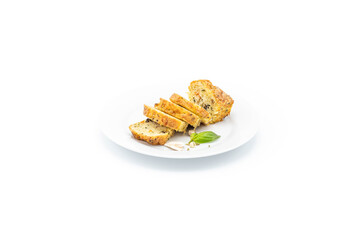 cake en tranche dans une assiette blanche de restaurant