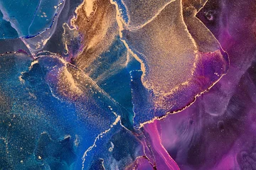 Natürliche luxuriöse abstrakte flüssige Kunstmalerei in Alkoholtintentechnik. Zarte und verträumte Tapete. Farbmischung, die transparente Wellen und goldene Strudel erzeugt. Für Poster, andere Drucksachen © CHREMOS
